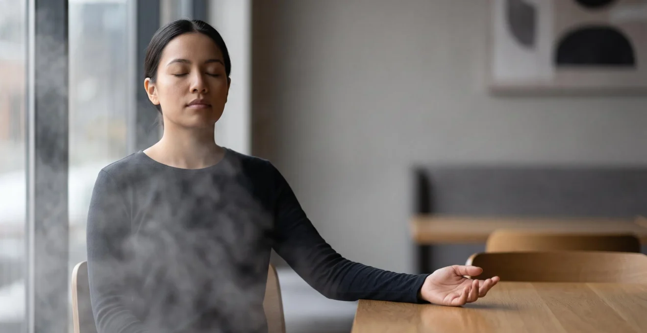 Personne en pleine reflexion calme, symbolisant la clarte mentale retrouvee apres une surcharge cognitive