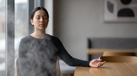 Personne en pleine reflexion calme, symbolisant la clarte mentale retrouvee apres une surcharge cognitive